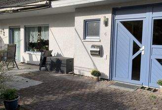 Hauseingang und Terrasse