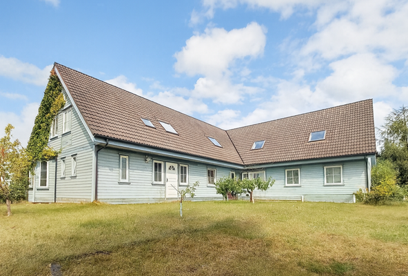 Traditionelles Holzhaus im Garten.png