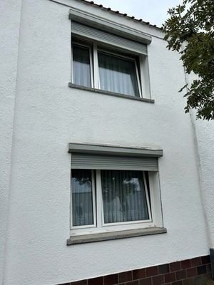 Vorn Fenster mit Rollläden