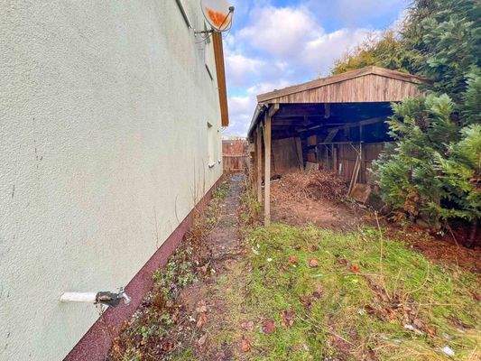 Seite rechts und Carport