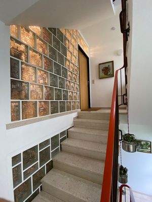 Treppenhaus mit Wohnungseingang