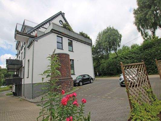 Seitenansicht mit Stellplätze