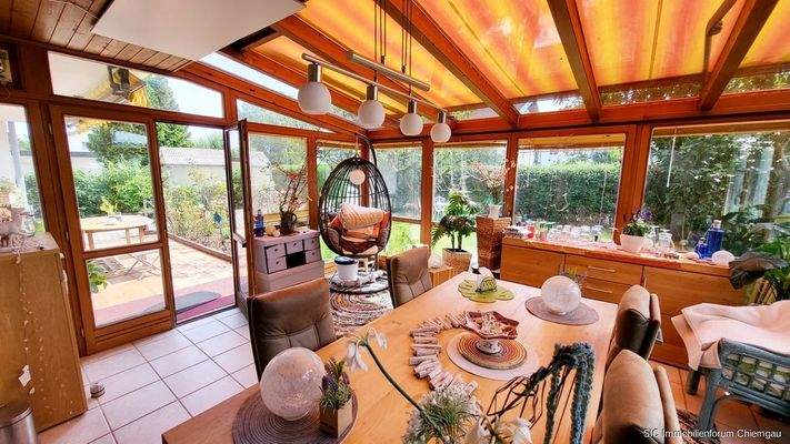 Großer Wintergarten mit Ausgang Terrasse