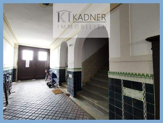 Hauseingang mit Durchgang