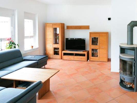 Heller Wohnbereich mit Kamin