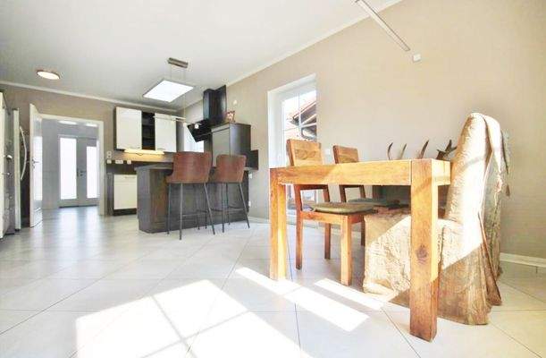 Essbereich mit Blick zur Küche (EG)