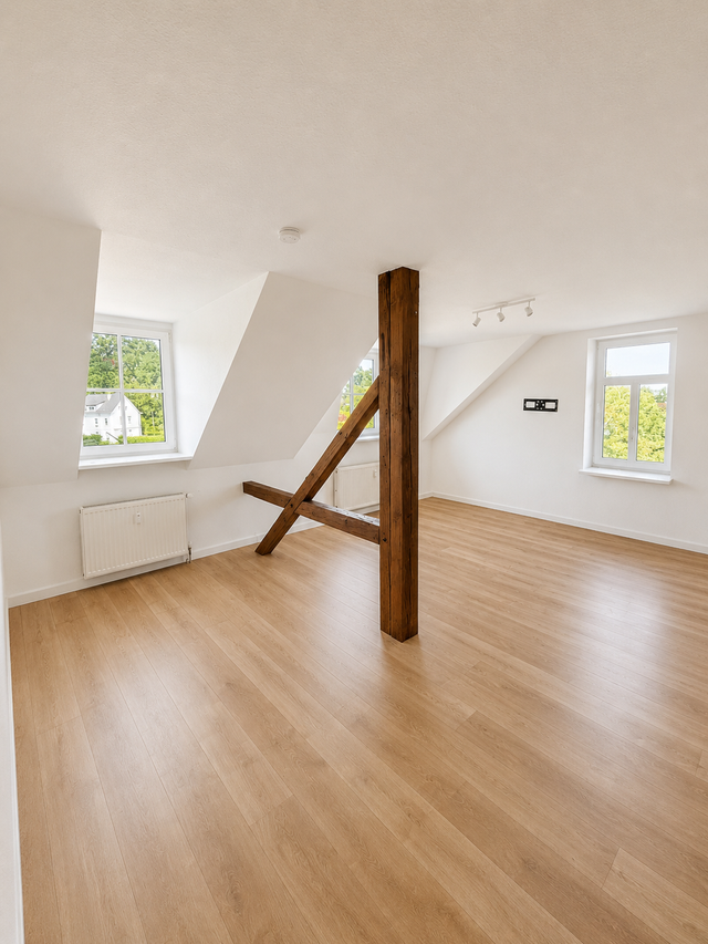 Renovierte 2-Zimmer-Dachgeschosswohnung mit Einbauküche in ruhiger Lage von Schmölln - Photo 4