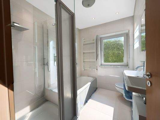 So könnte man das Bad gestalten (KI generiertes Einrichtungsbeispiel)