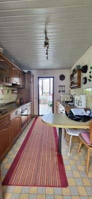 KÜCHE MIT AUSGANG ZUR TERRASSE UND IN DEN GARTEN