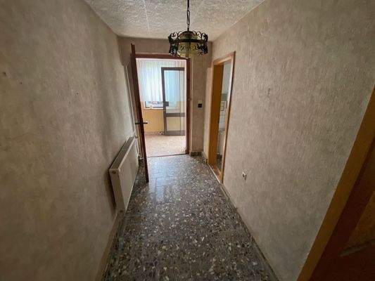 Diele EG Richtung Bad und Hauseingang.jpg