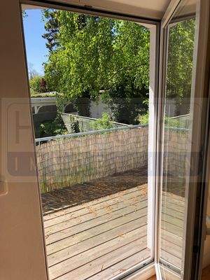 Blick vom Schlafzimmer auf den Balkon