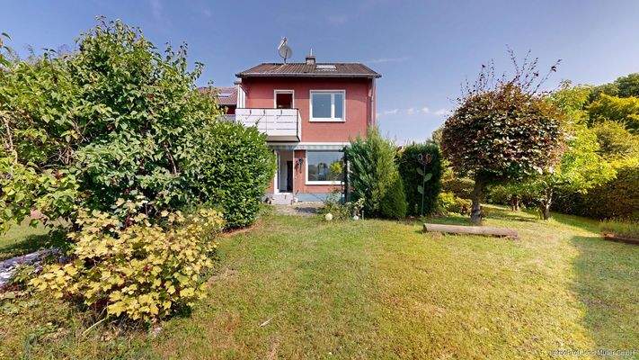 Gartenansicht mit Terrasse