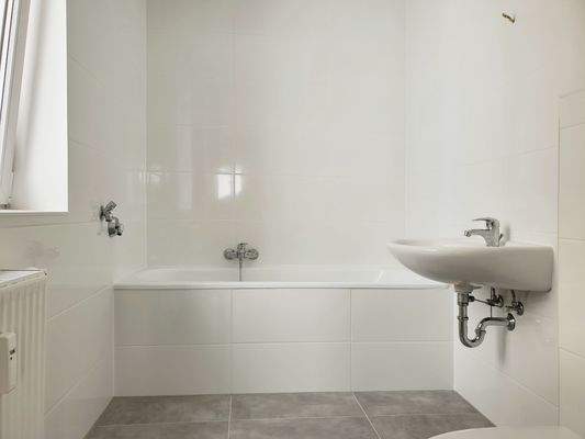 Bad mit Wanne und Waschmaschinenanschluss.jpg