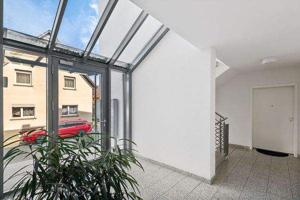 einladender Hauseingang mit gepflegtem Treppenhaus