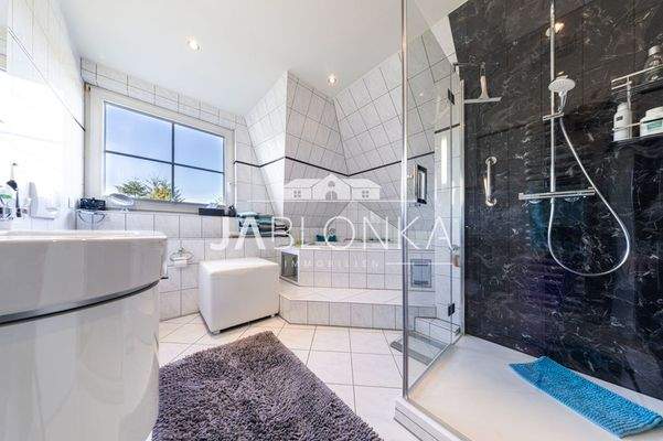 Badezimmer mit Dusche und Badewanne