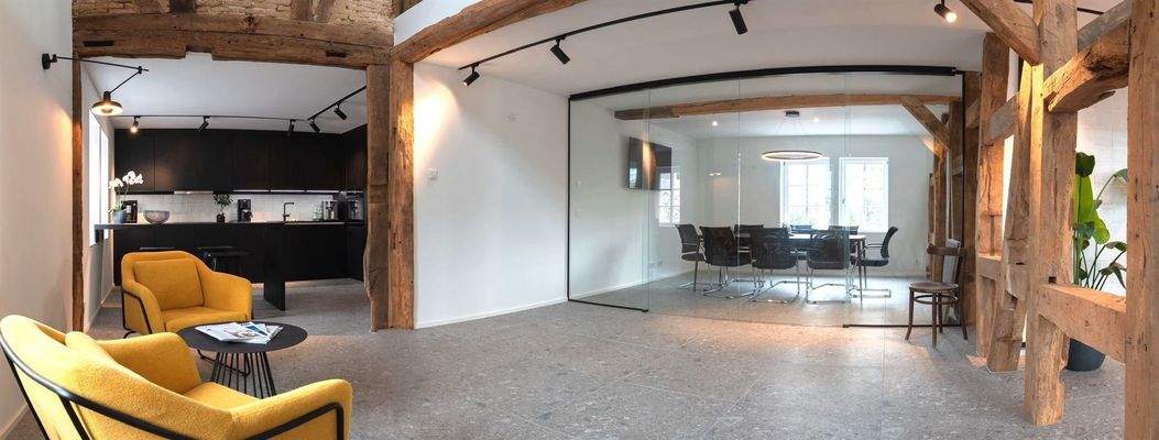 Blick in Küche u. Besprechungsraum