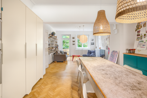 Küche mit Essbereich.