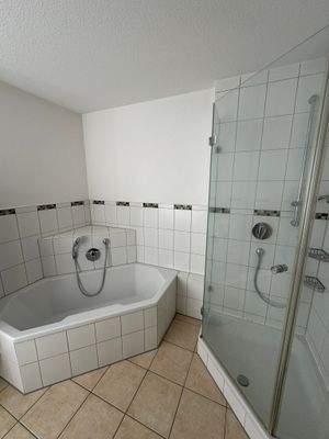 Badewanne und Dusche