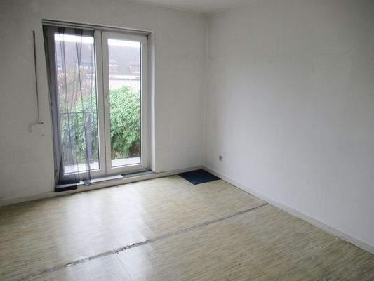 Zimmer mit Balkon und Zugang zum Garten 