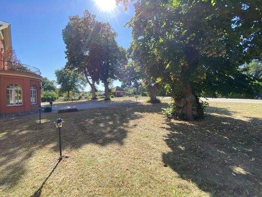 Grundstück vor dem Hotel