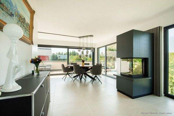 Wohnzimmer mit Kamin