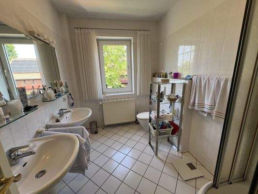 großzügiges Tageslichtbad