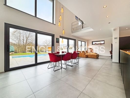 Offenes Wohn-/Esszimmer mit Zugang zur Terrasse