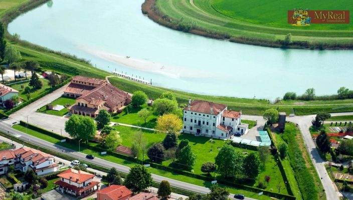 Restaurant links mit der Villa rechts