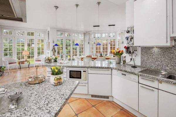 Küche mit Blick in den Wintergarten