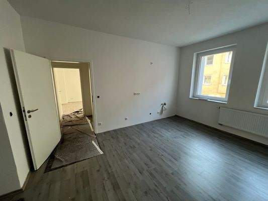 Leere Wohnung mit Holzboden