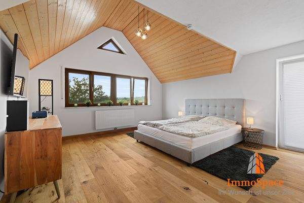 Blick ins geräumige Schlafzimmer