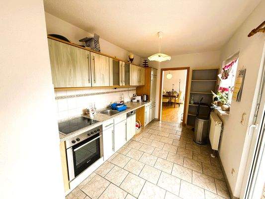 Helle Küche mit Esstisch