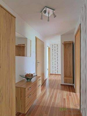 Wohnungsflur mit Garderobe