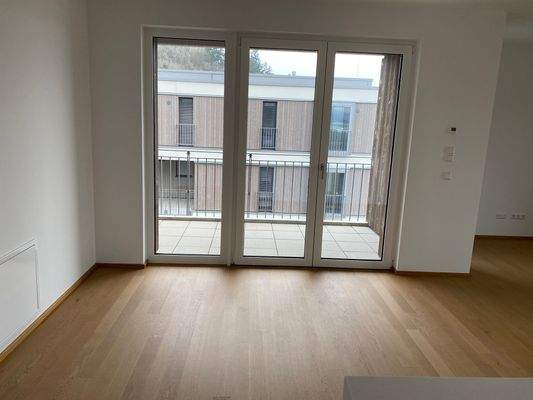 Helles Wohnzimmer mit Balkon