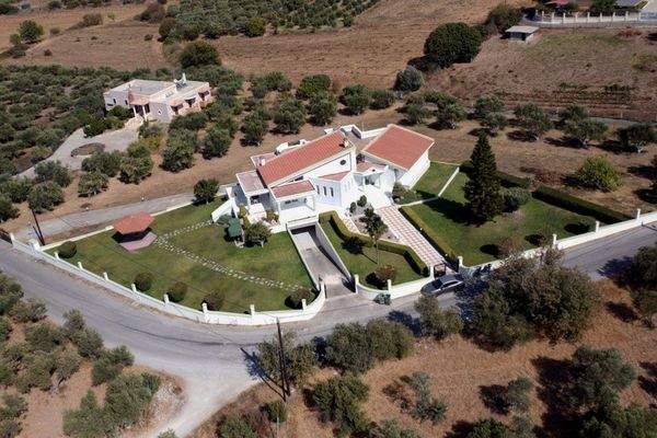 Gelände mit Olivenbäumen