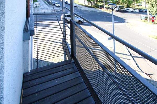 Kleiner Balkon am Schlafzimmer