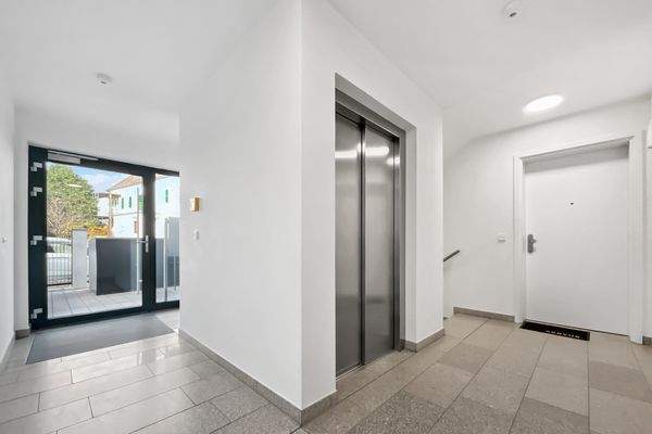 Treppenhaus mit Lift