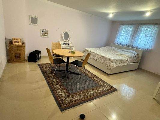 Wohn/Schlafzimmer im Kellerbereich 