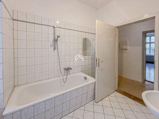 gefliestes Wannenbad