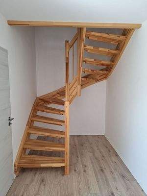 Treppe ins 1. OG