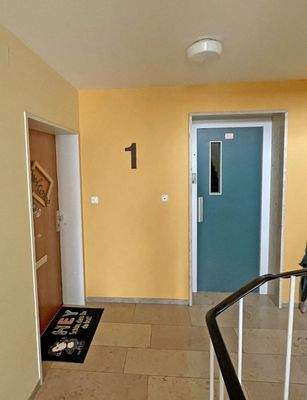 Treppenhaus Wohnung und Aufzug