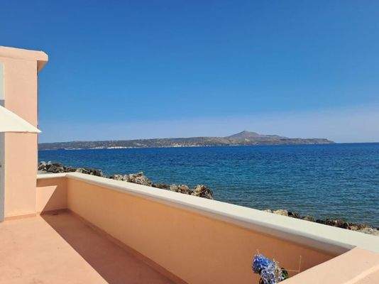 Kreta, Kalyves: Elegante neoklassizistische Villa am Meer zu verkaufen