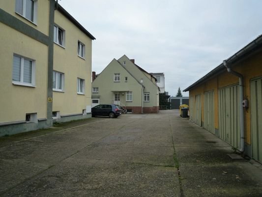 Hofansicht mit Garagen