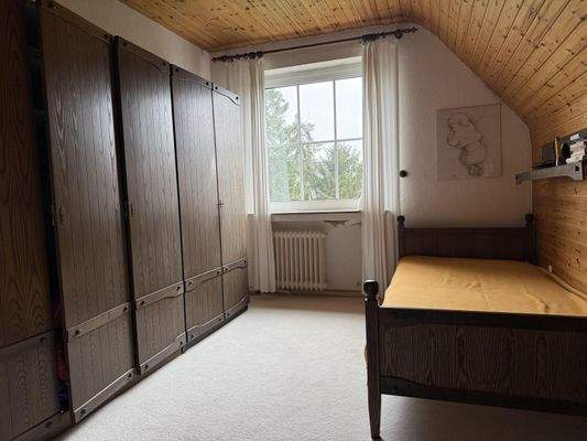 eines der Zimmer im Dachgeschoss