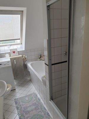 Bad mit Dusche u. Wanne