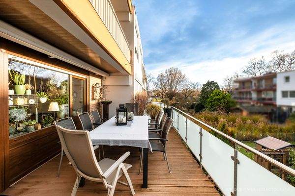 sonnenverwöhnter Balkon mit Abgang zum Garten