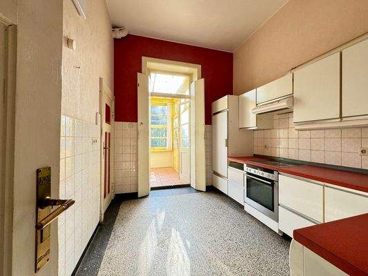 Küche mit Speisekammer und Ausgang zur Loggia