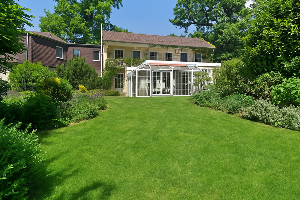 Gartenansicht Haus (Rasen mit KI überarbeitet) 