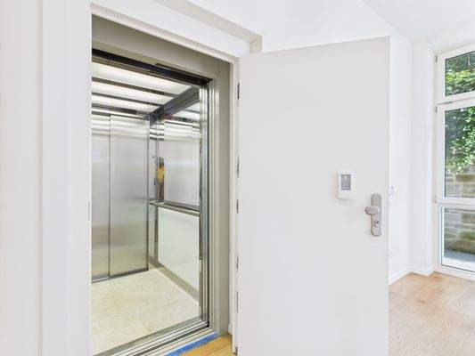 Aufzug mit Sicherheitstür und Code