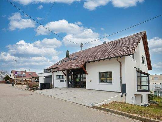 Kernsaniertes Dreifamilienhaus in Sackgassenlage